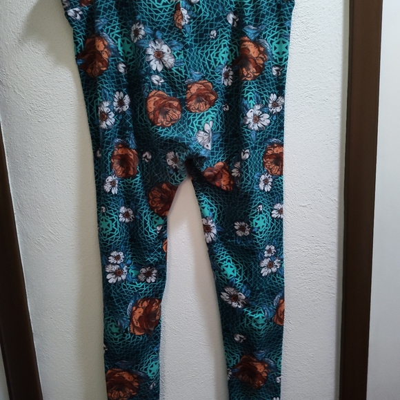 Lularoe tall and curvy leggings - Picture 2 of 4